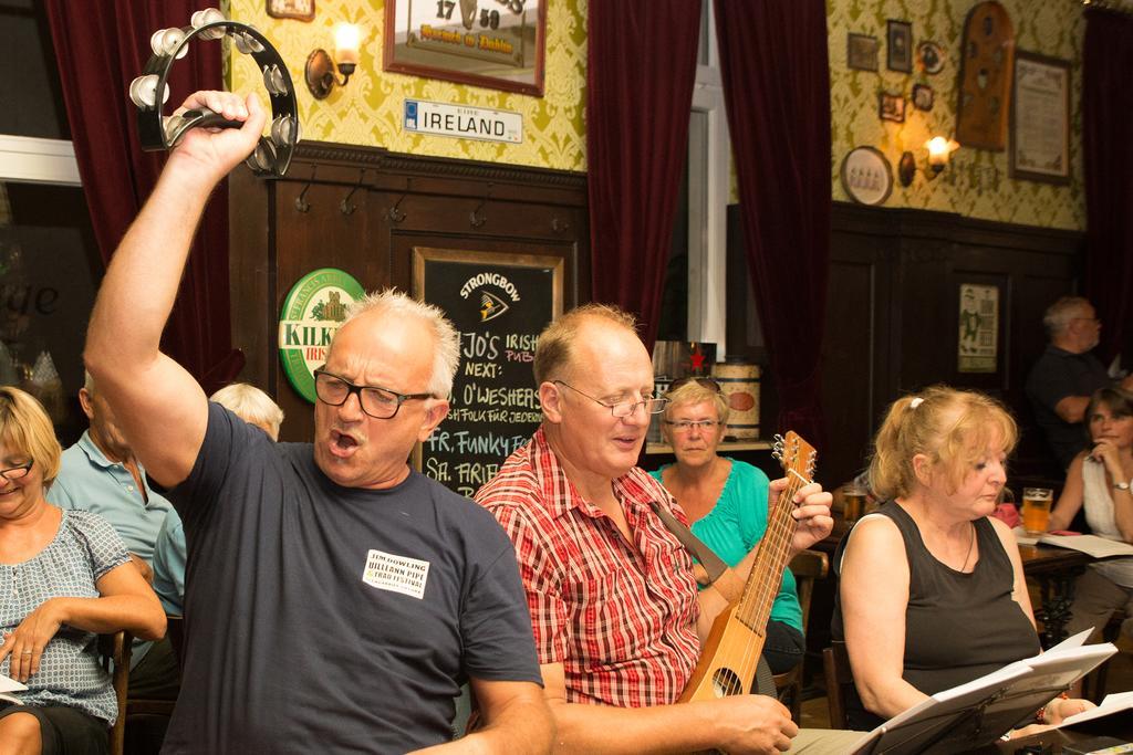 Hajo'S Germania Lodge & Irish Pub Rüdesheim am Rhein Extérieur photo